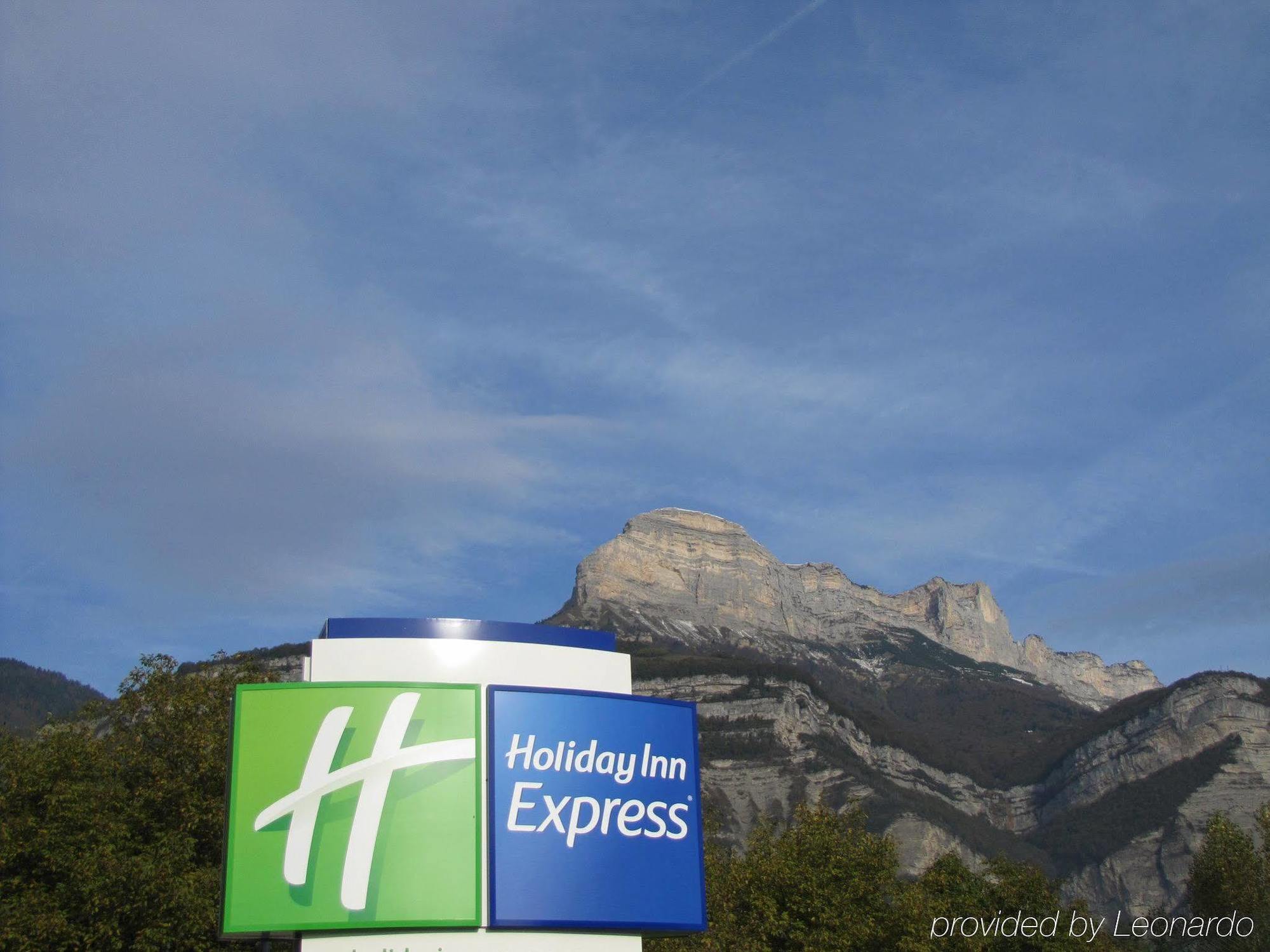 Holiday Inn Express Grenoble-Bernin Bagian luar foto